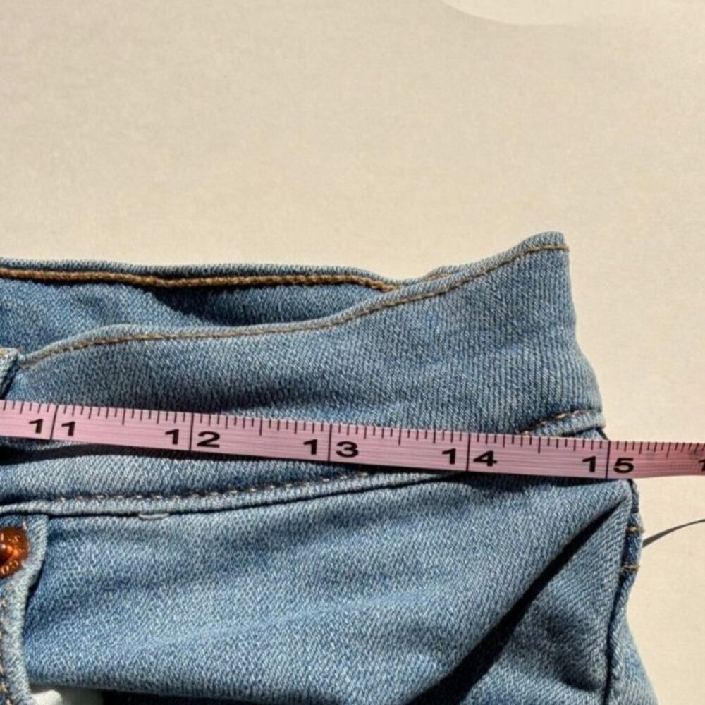 Levi's High Rise Cut Off Denim Shorts Women's Size 29 Light Wash Distressed - Picture 8 of 9